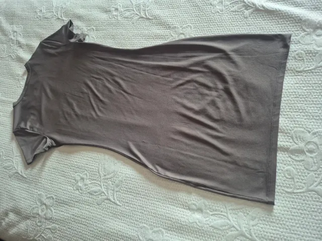 Vestido H&M gris ajustado con abertura