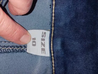 Pantalón vaquero azul con adornos dorados