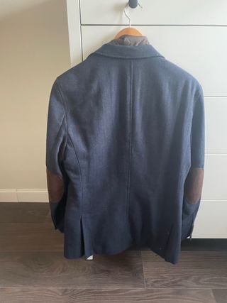 Americana azul con coderas marrones