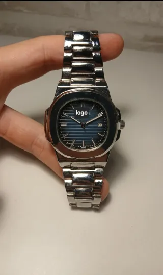 Reloj de pulsera plateado y azul