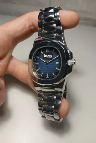 Reloj de pulsera plateado y azul