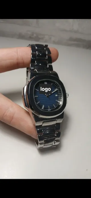 Reloj de pulsera plateado y azul