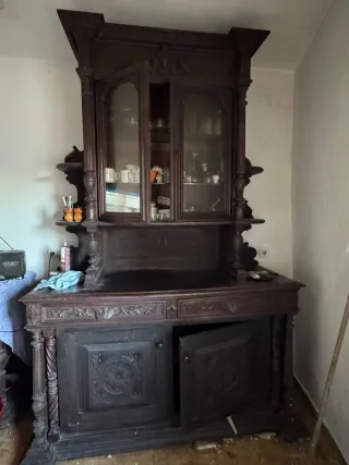 Armario antiguo madera oscura con vitrina