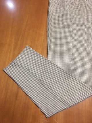 Pantalones anchos beige y grises