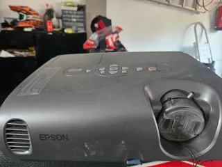 Proyector Epson con pantalla eléctrica y soporte