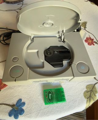 Consola Playstation 1 con mando y cables