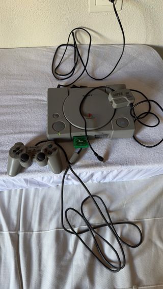 Consola Playstation 1 con mando y cables