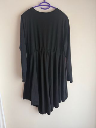 Vestido negro con detalles dorados
