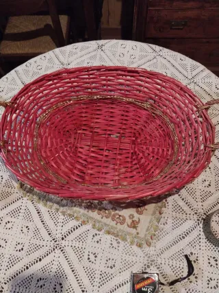 Cesto in vimini rosso e oro