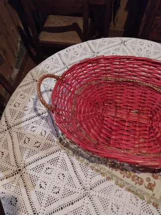 Cesto in vimini rosso e oro