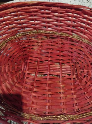 Cesto in vimini rosso e oro