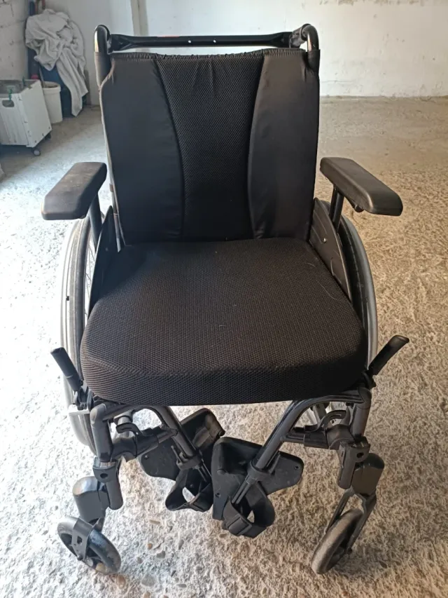 Silla de ruedas en buen estado