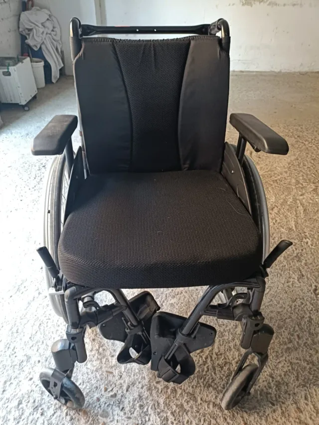 Silla de ruedas en buen estado