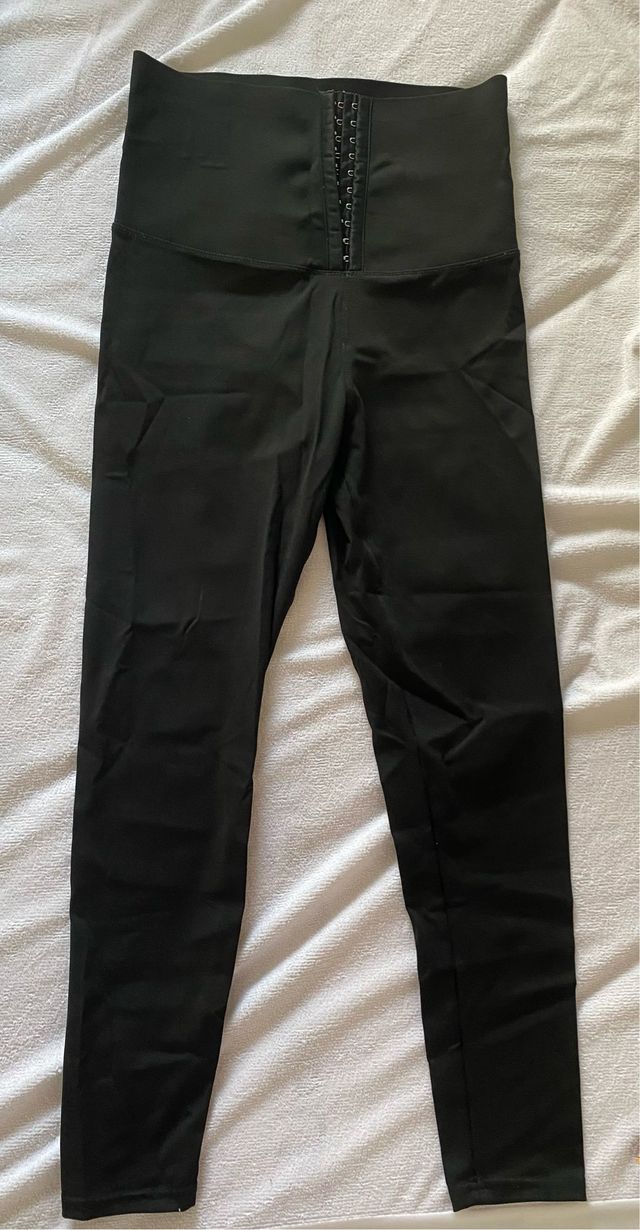Leggings negros con corsé