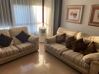 Sofás de tela beige y marrón