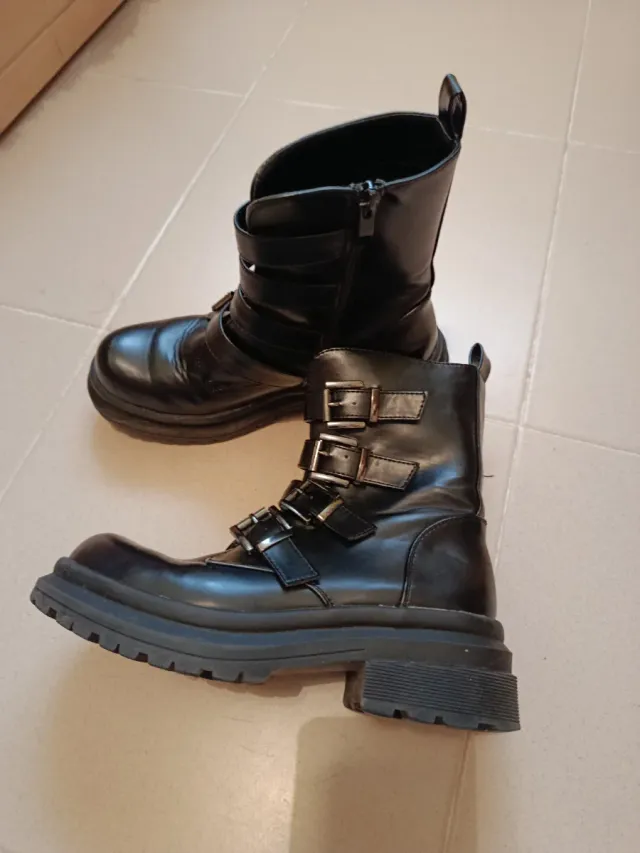 Botas militares negras con hebillas