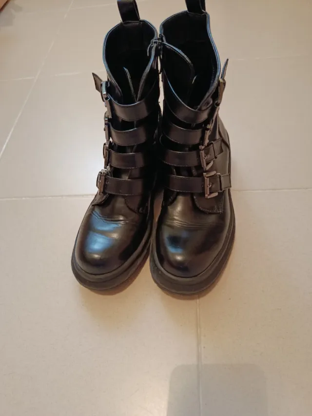 Botas militares negras con hebillas