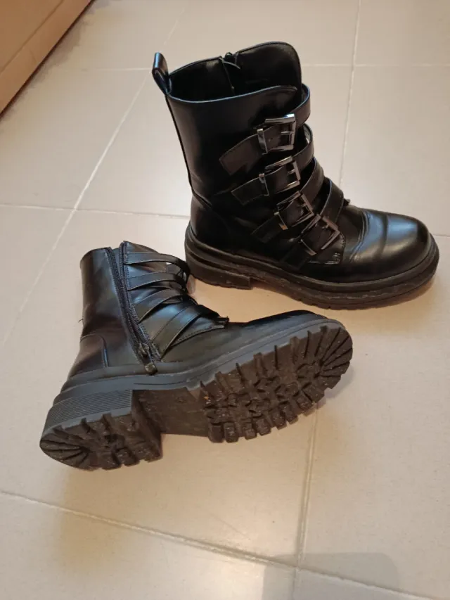 Botas militares negras con hebillas