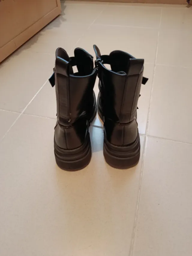 Botas militares negras con hebillas