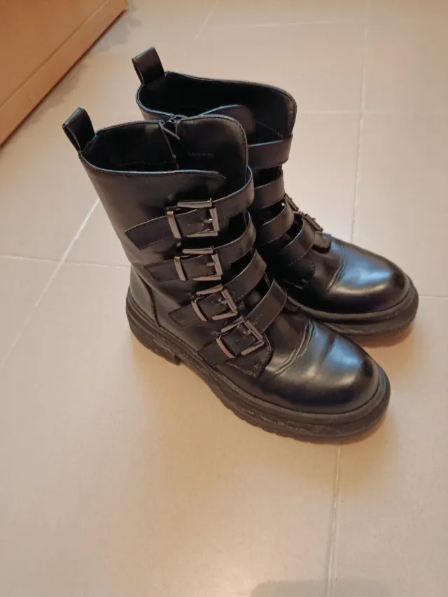 Botas militares negras con hebillas