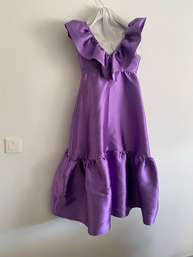 Vestido morado satinado con volantes
