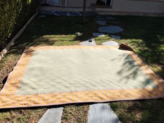 Alfombra de lana virgen, salmón, amarillo y verde.