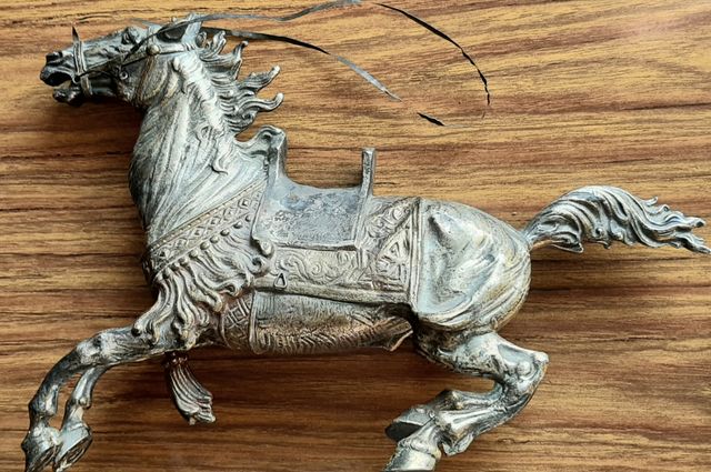 Jinete y caballo bronce