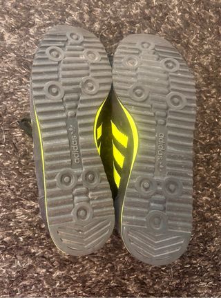 Zapatillas Adidas Negras y Amarillas