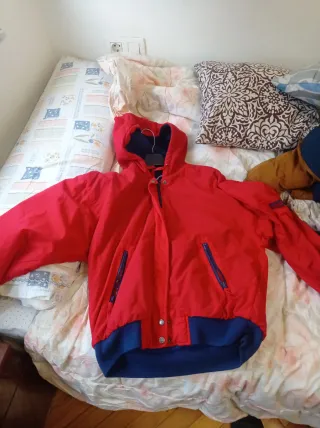 Chaqueta con capucha roja y azul