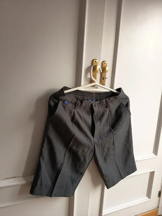 Pantalón corto gris uniforme talla 16