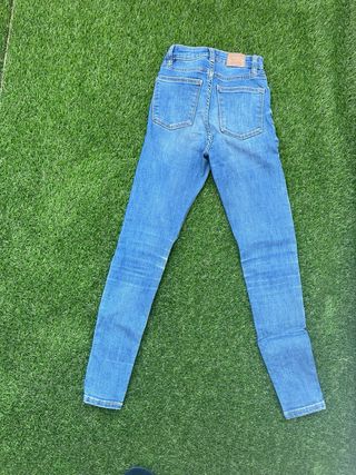 Pantalón vaquero pitillo desgastado