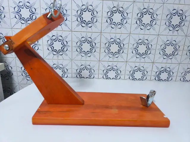 Jamonero de madera con soporte metálico
