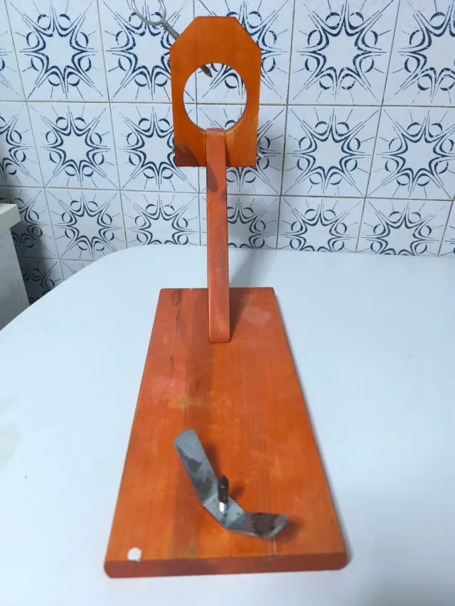 Jamonero de madera con soporte metálico