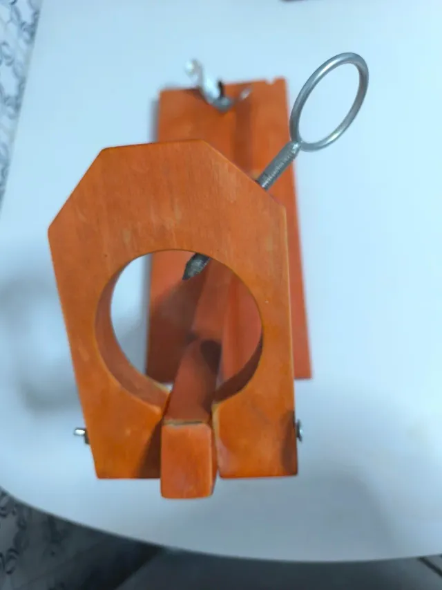 Jamonero de madera con soporte metálico