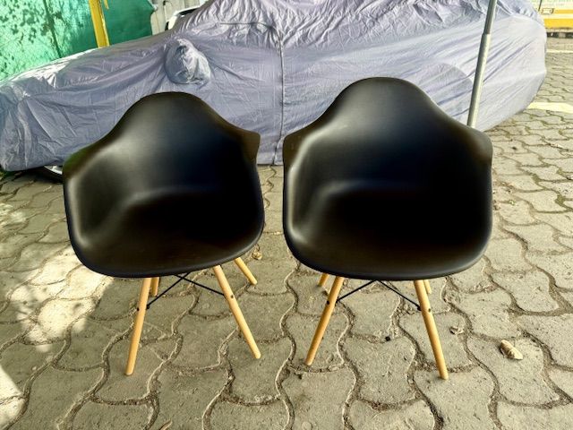 2 Sillas Negras Plástico y Madera Estilo Eames