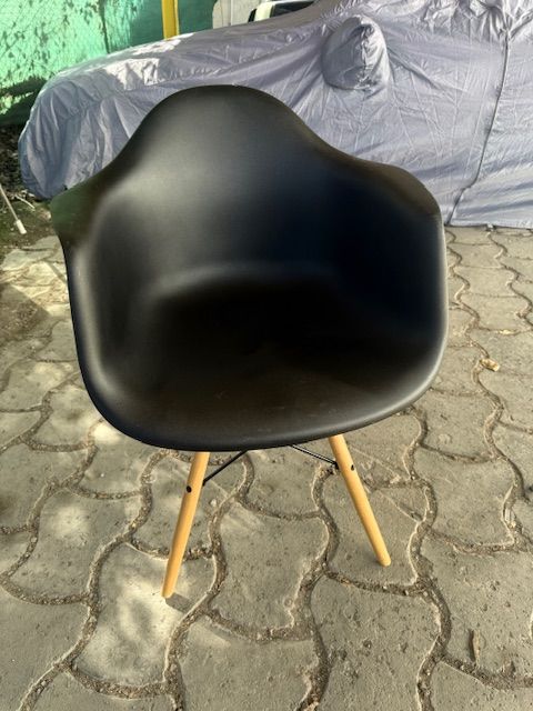 2 Sillas Negras Plástico y Madera Estilo Eames