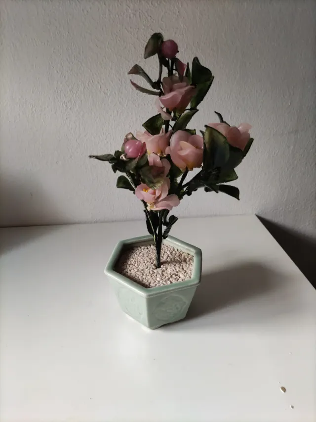 Macetero con flores de cristal rosa