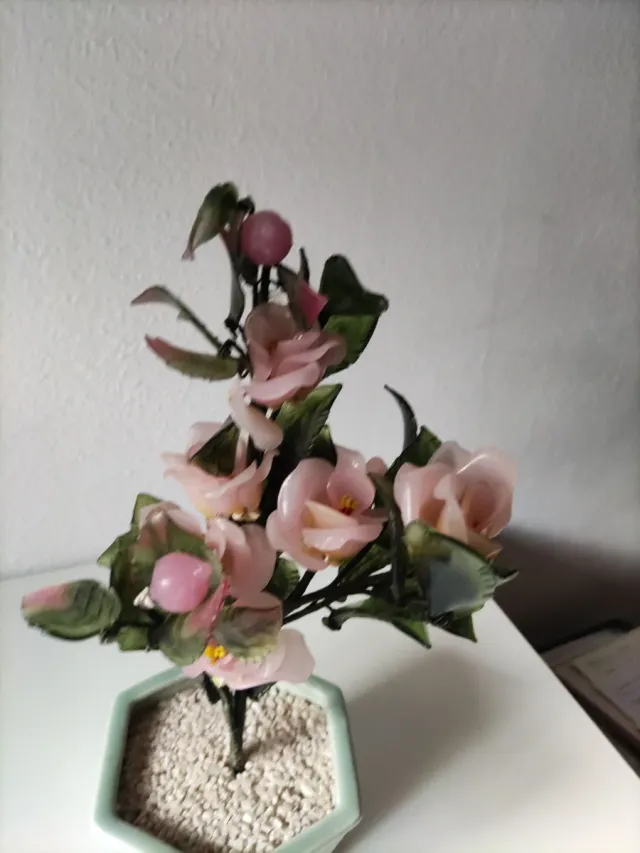 Macetero con flores de cristal rosa