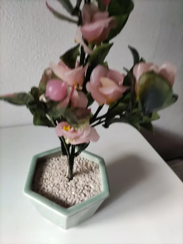 Macetero con flores de cristal rosa