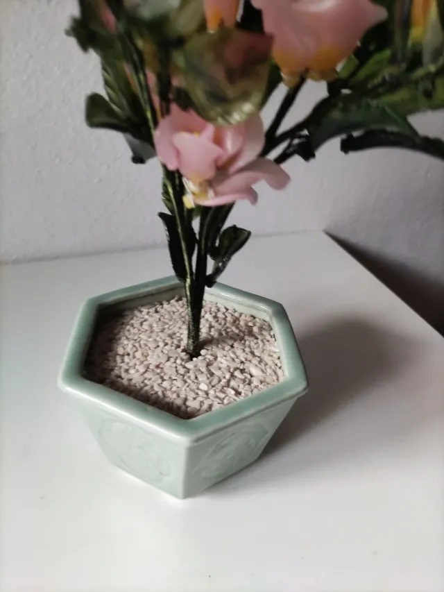 Macetero con flores de cristal rosa