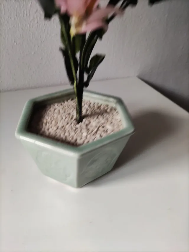 Macetero con flores de cristal rosa