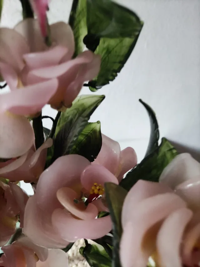 Macetero con flores de cristal rosa