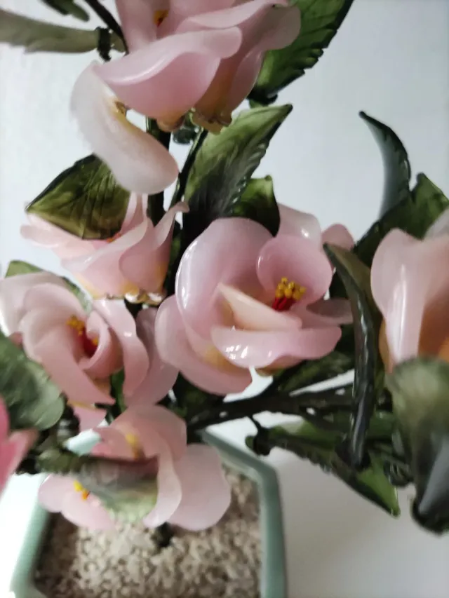 Macetero con flores de cristal rosa