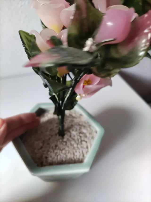 Macetero con flores de cristal rosa