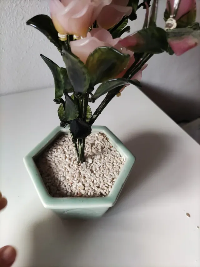 Macetero con flores de cristal rosa