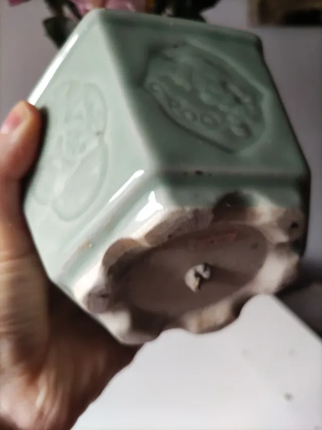 Macetero con flores de cristal rosa