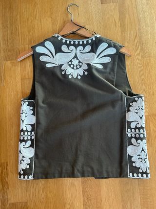 Chaleco Zara bordado blanco