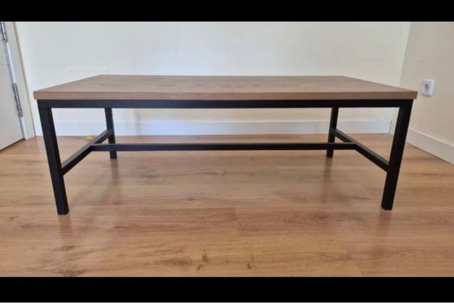 Mesa de centro madera oscura y metal negro