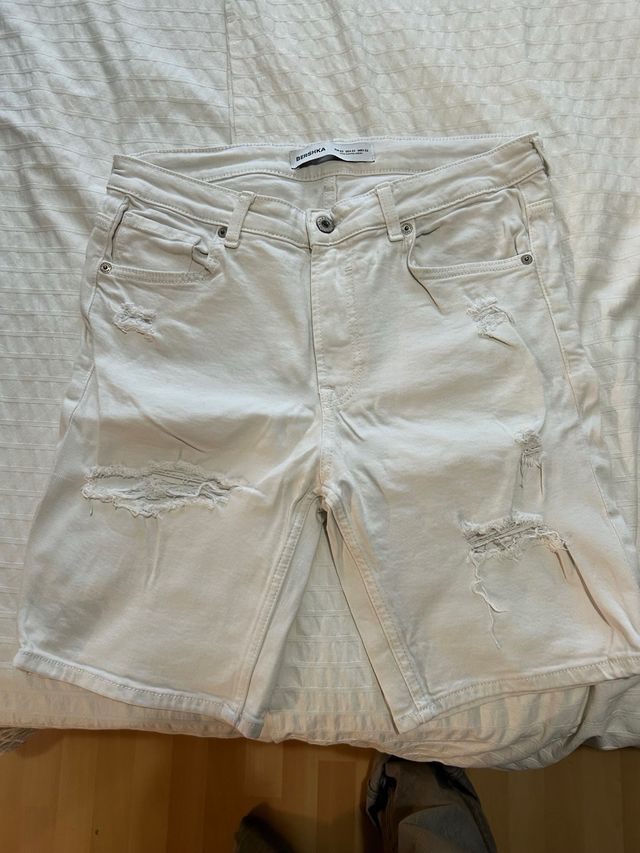 Pantaloni corti bianchi sfilacciati