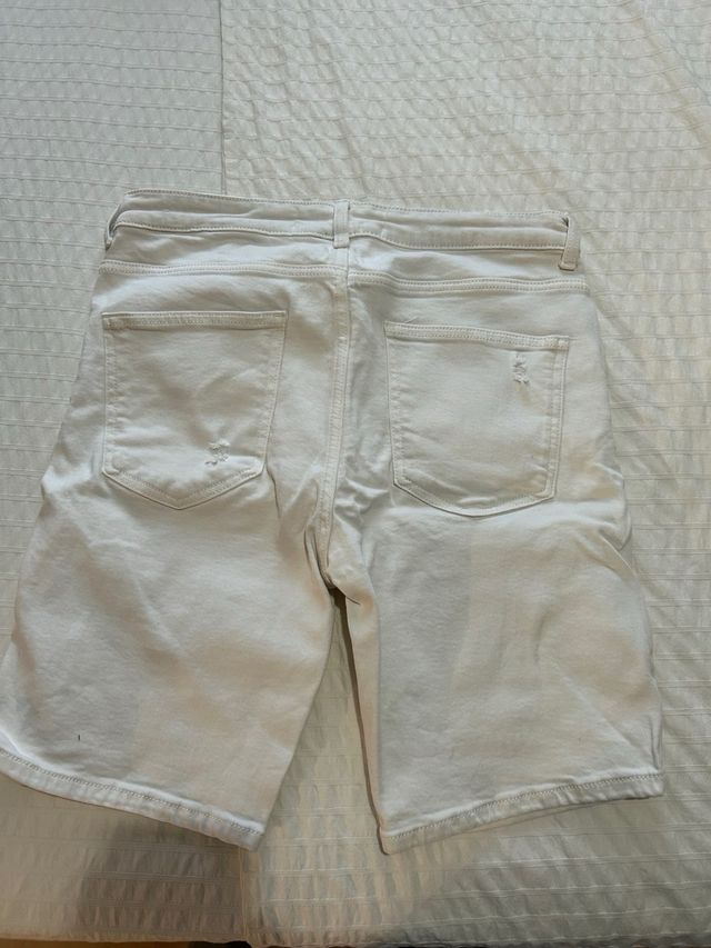 Pantaloni corti bianchi sfilacciati